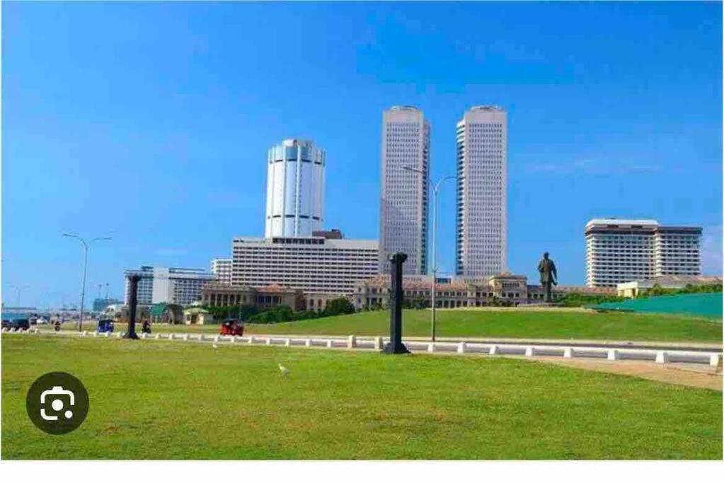 Appartamento Next To An Indian Ocean Colombo Esterno foto